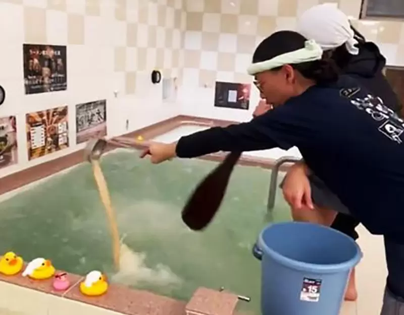 《日本澡堂加入豚骨高湯》讓你體驗當一碗豚骨拉麵的感覺 挨批不衛生緊急喊卡了 《日本澡堂加入豚骨高湯》讓你體驗當一碗豚骨拉麵的感覺 挨批不衛生緊急喊卡了