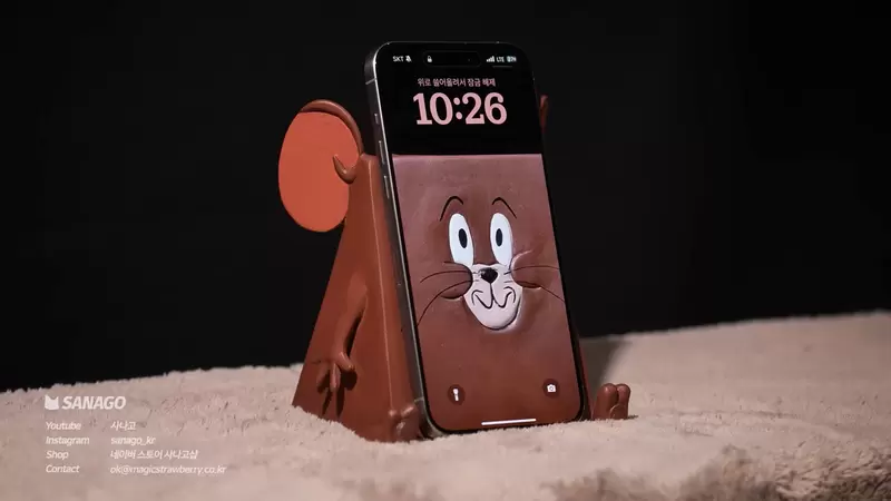 用3D列印筆作出《傑利鼠手機支架》還原動畫中吞掉一整塊起司的模樣，還貼心附加的充電功能