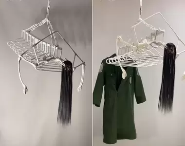 《衣架版艾連始祖巨人》造型有87%像之外還真的能掛衣服,另外甚至眼睛都能發光!?
