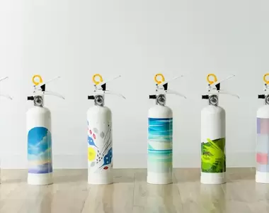 《藝術滅火器》有滅火功能而且外觀造型好看,當裝飾品擺放還能提升家裡的質感