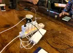 《出國旅遊帶延長線的好處》日本網友在荷蘭機場創造新經濟 借旅客充電賺進10天旅費? 《出國旅遊帶延長線的好處》日本網友在荷蘭機場創造新經濟 借旅客充電賺進10天旅費?