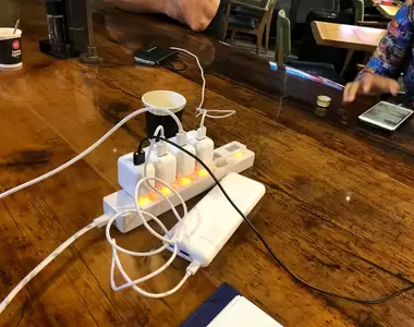 《出國旅遊帶延長線的好處》日本網友在荷蘭機場創造新經濟 借旅客充電賺進10天旅費？