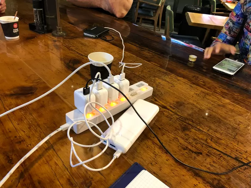 《出國旅遊帶延長線的好處》日本網友在荷蘭機場創造新經濟 借旅客充電賺進10天旅費？