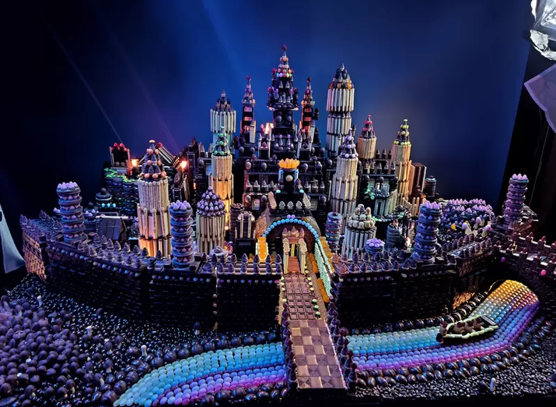 用各種明治點心製作而成的《巧克力城堡》一圓小時候夢想的夢幻國度