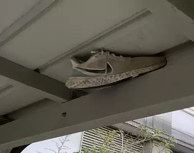 《留在母校的青春回憶》３年前卡在雨棚的鞋子還在那裡 日本網友看了超感動