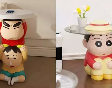 蠟筆小新謎之周邊《小新與阿呆桌子》怎麼看都像AI圖的東西結果真的有在賣喔？