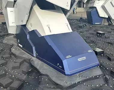 《東京台場獨角獸鋼彈》腳尖上驚見被亂貼賽車貼紙?鋼彈迷與車迷們全都氣炸了