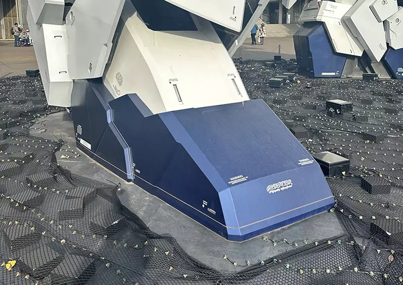 《東京台場獨角獸鋼彈》腳尖上驚見被亂貼賽車貼紙?鋼彈迷與車迷們全都氣炸了 《東京台場獨角獸鋼彈》腳尖上驚見被亂貼賽車貼紙?鋼彈迷與車迷們全都氣炸了