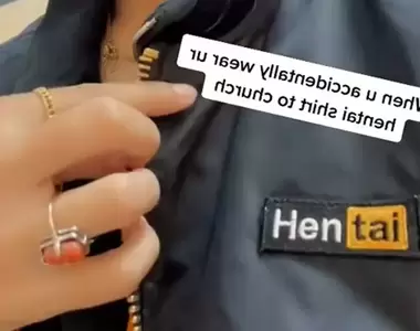 動漫迷換上《Hentai字樣外套》去教會 穿錯衣服的下場就是超尷~尬