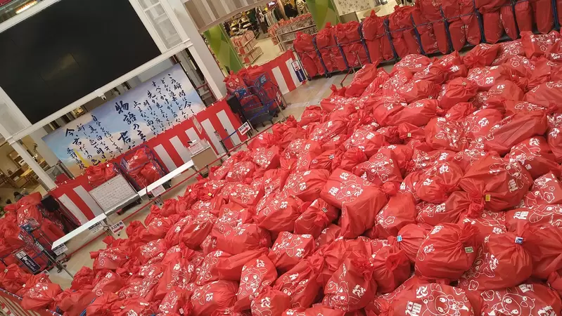 《新年福袋拯救逛街民眾》日本商場挑高天花板被震垮 如果不是發生在元旦後果不堪設想? 《新年福袋拯救逛街民眾》日本商場挑高天花板被震垮 如果不是發生在元旦後果不堪設想?