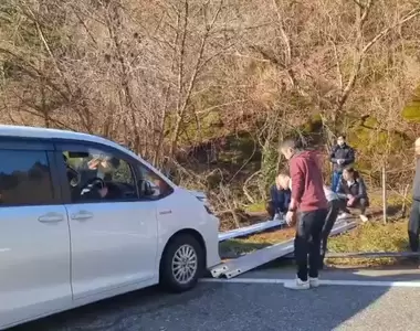 《日本駕駛碰上地震的創意》道路柔腸寸斷動彈不得 脫困方式讓人想都想不到