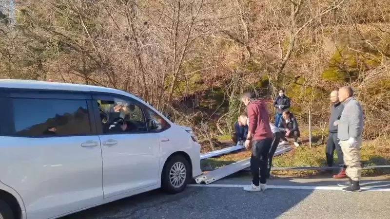 《日本駕駛碰上地震的創意》道路柔腸寸斷動彈不得 脫困方式讓人想都想不到 《日本駕駛碰上地震的創意》道路柔腸寸斷動彈不得 脫困方式讓人想都想不到