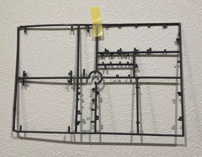《差點被丟掉的鋼普拉零件》模型玩家組裝舊版德姆超驚險 你看得出框架上還留有零件嗎？