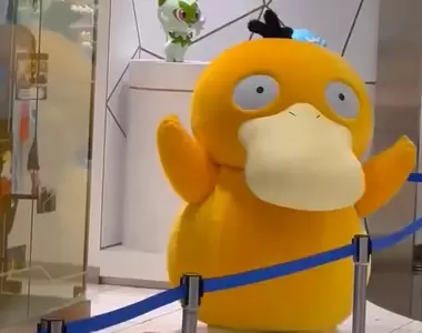 無法忽視的存在《等身大可達鴨娃娃》快跟《佐藤健》入手同款可達鴨吧~