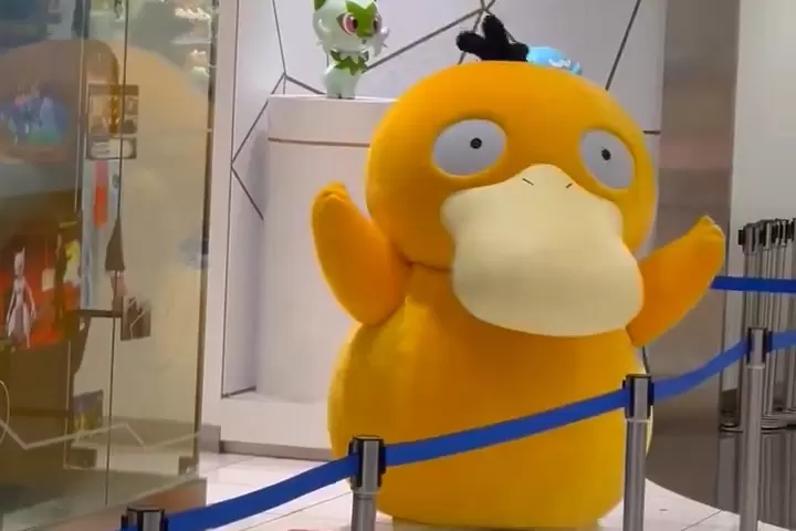 無法忽視的存在《等身大可達鴨娃娃》快跟《佐藤健》入手同款可達鴨吧～