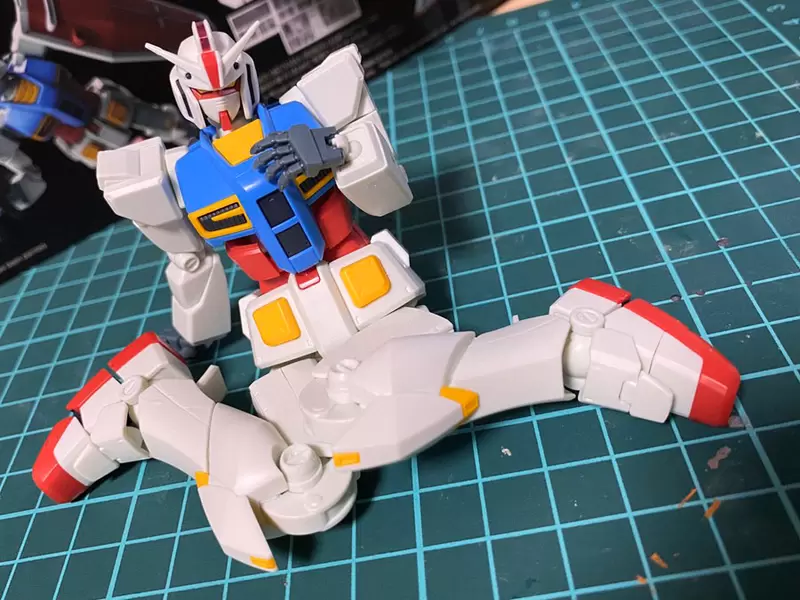 美國模型玩家強調《鋼彈擺放姿勢的重要性》厚禮法！你家模型也是這樣擺的嘛？