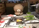日本歌舞伎町的《海底撈火鍋》聽說一個人用餐的話會放上一隻小熊陪你 日本歌舞伎町的《海底撈火鍋》聽說一個人用餐的話會放上一隻小熊陪你