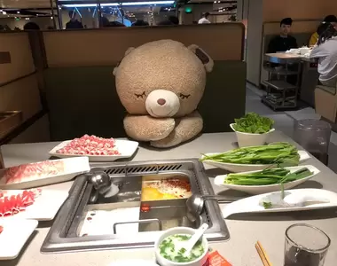 日本歌舞伎町的《海底撈火鍋》聽說一個人用餐的話會放上一隻小熊陪你