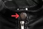 時尚品牌《SHEIN》商品又出包 被眼尖網友發現鈕扣上有上空裸男？