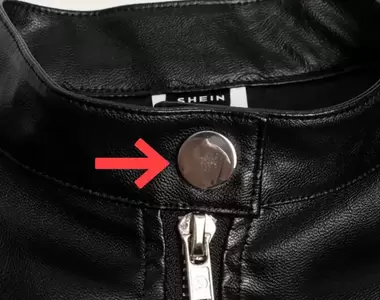時尚品牌《SHEIN》商品又出包 被眼尖網友發現鈕扣上有上空裸男?