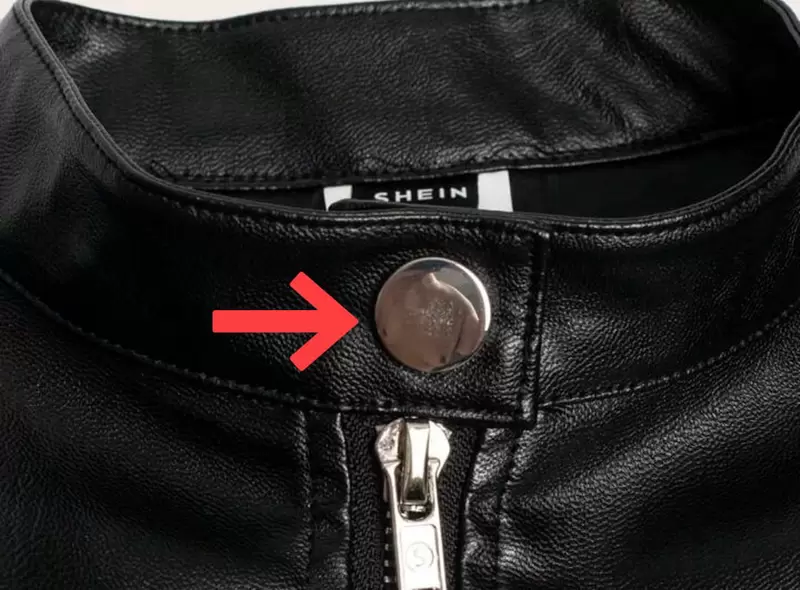 時尚品牌《SHEIN》商品又出包 被眼尖網友發現鈕扣上有上空裸男？