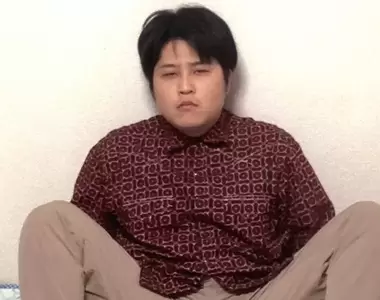 《M字開腳大叔》神秘男子上傳照片到日文維基爆紅 人家其實有一個崇高的理想