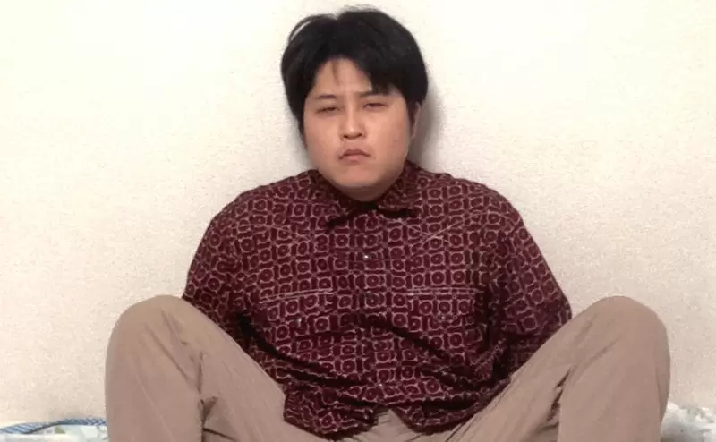 《M字開腳大叔》神秘男子上傳照片到日文維基爆紅 人家其實有一個崇高的理想