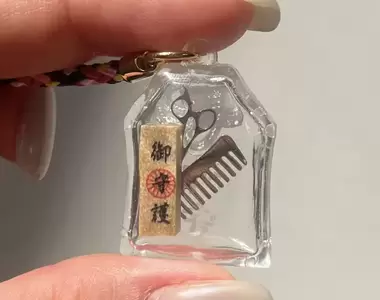 日本唯一拜頭髮的神社《御髪神社》想要有一頭秀髮或是從事美容美髮業的人,可以來這裡參拜祈求喔