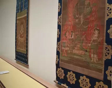 《日本美術館的隱形玻璃》你看得出作品前方有面玻璃嗎?藏得太完美總是害人撞到頭