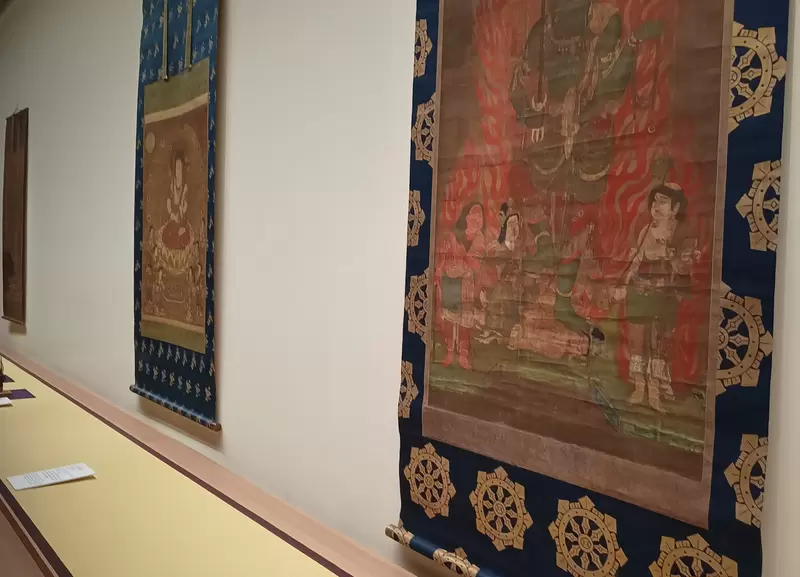 《日本美術館的隱形玻璃》你看得出作品前方有面玻璃嗎？藏得太完美總是害人撞到頭