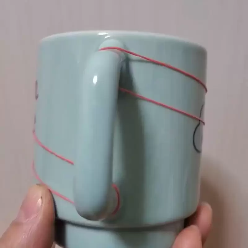 《橡皮筋套杯子遊戲》日本話題益智大考驗 如何不拆下提把完成這種形狀呢? 《橡皮筋套杯子遊戲》日本話題益智大考驗 如何不拆下提把完成這種形狀呢?