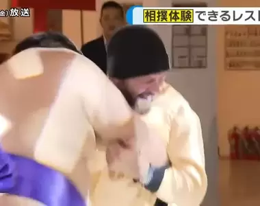 《關西機場最新景點》相撲餐廳邊吃鍋邊看相撲表演 觀光客還能親自化身力士上場體驗