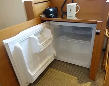 《小冰箱的妙用》用來製作過冷水超方便？住過飯店的網友們都有意外結冰的經驗