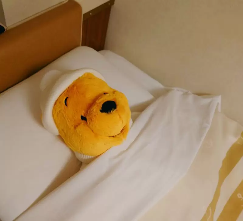 房務人員的貼心小動作 放在房間裡的玩偶會在整理房間後被整齊的放好~超貼心