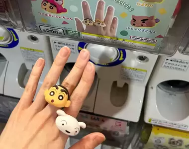 除了可愛沒話說《蠟筆小新大頭戒指扭蛋》讓它成為你的可愛單品