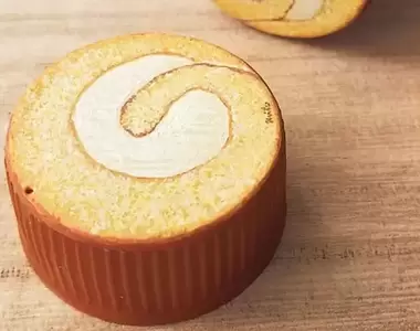 看起來就甜滋滋的奶油卷蛋糕 其實這可是藝術家畫在瓶蓋上的作品唷