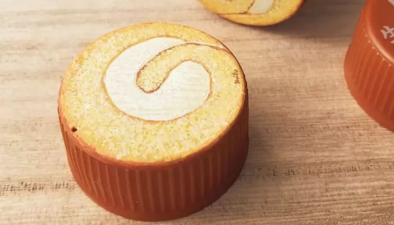 看起來就甜滋滋的奶油卷蛋糕 其實這可是藝術家畫在瓶蓋上的作品唷 看起來就甜滋滋的奶油卷蛋糕 其實這可是藝術家畫在瓶蓋上的作品唷