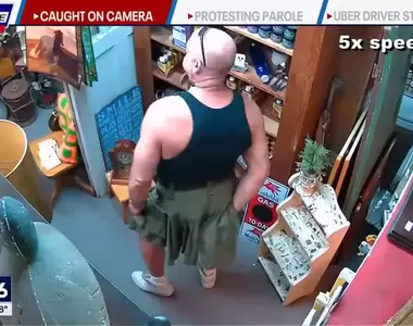 《德州雜貨肛塞哥》把商品放到屁股裡再擺回貨架,又不是條碼機是在查庫存喔(汗)
