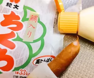《維也納香腸創意吃法》塗美乃滋插入竹輪再烤超好吃 卻被日本網友們說成變態了