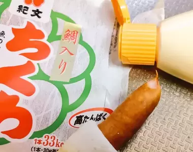 《維也納香腸創意吃法》塗美乃滋插入竹輪再烤超好吃 卻被日本網友們說成變態了