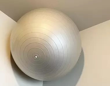 《瑜珈球收納法》往天花板角落一塞就搞定 在使用者之間算是一種常識嗎?