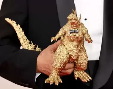 第96屆《奧斯卡獎》趣味花絮 哥吉拉團隊有備而來,一同上台的還有別著領結的黃金哥吉拉