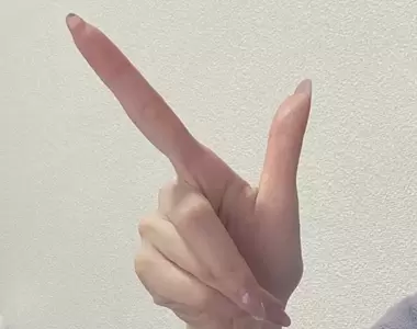 《畫中人的手指太長了》作者喊冤是照著自己的手畫 人家的手指真的就是這麼長
