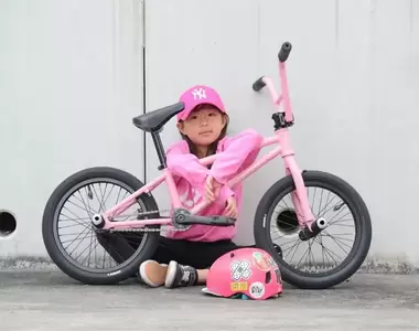 旋轉跳躍我不停歇《6歲BMX天才女童》小小年紀練得一手好技術