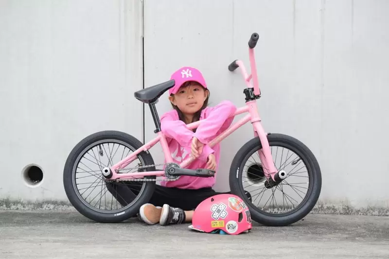 旋轉跳躍我不停歇《6歲BMX天才女童》小小年紀練得一手好技術 旋轉跳躍我不停歇《6歲BMX天才女童》小小年紀練得一手好技術