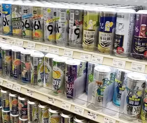 《飲料倒著放的超市》店家為什麼要這樣做？哪一種假設讓你覺得最合理？