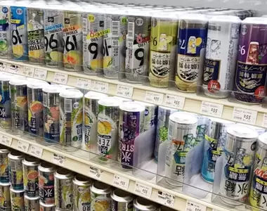 《飲料倒著放的超市》店家為什麼要這樣做?哪一種假設讓你覺得最合理?