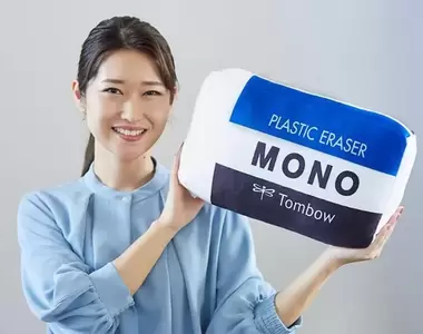 超巨《蜻蜓牌 MONO橡皮擦抱枕》文具控絕對不能錯過的療癒小物