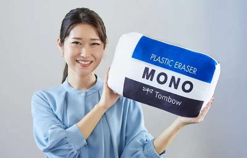 超巨《蜻蜓牌 MONO橡皮擦抱枕》文具控絕對不能錯過的療癒小物 超巨《蜻蜓牌 MONO橡皮擦抱枕》文具控絕對不能錯過的療癒小物