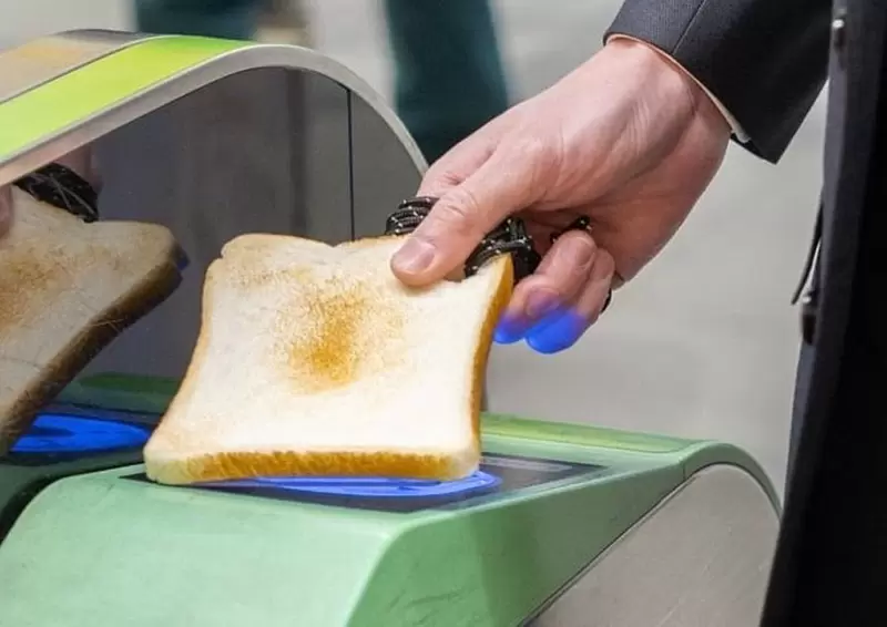 食物模型家創作《烤吐司票卡夾》進站出站把土司拿出來〝嗶〞一下就行 食物模型家創作《烤吐司票卡夾》進站出站把土司拿出來〝嗶〞一下就行